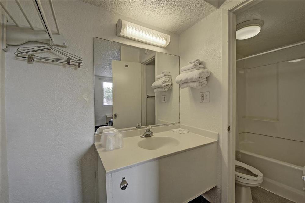 Red Roof Inn San Antonio Northeast - Rittiman Rd Room photo