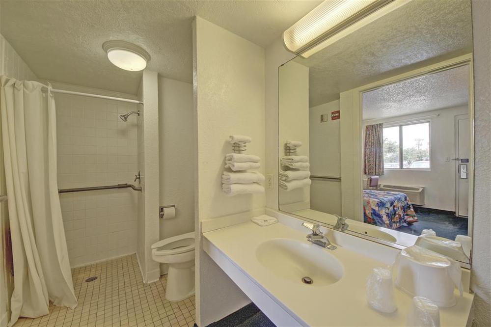 Red Roof Inn San Antonio Northeast - Rittiman Rd Room photo
